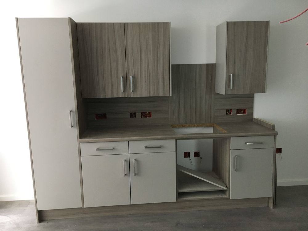 Fitted kitchen units with wall cabinets